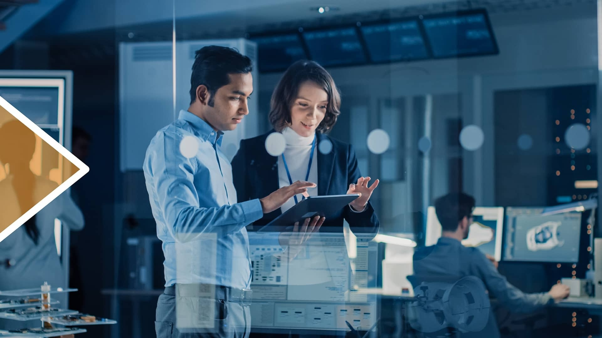 Zwei Fachpersonen analysieren gemeinsam Daten auf einem Tablet in einem modernen Büro mit vernetzten Arbeitsplätzen und grossen Bildschirmen. Die Szene steht für digitale Transformation, datenbasierte Entscheidungen und effizientes Customer Relationship Management im technologischen Unternehmensumfeld.