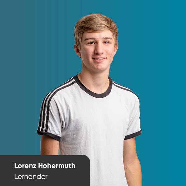 Porträt von Lorenz Hohermuth auf blauem Hintergrund. Lorenz ist Lernender bei BSI Software.