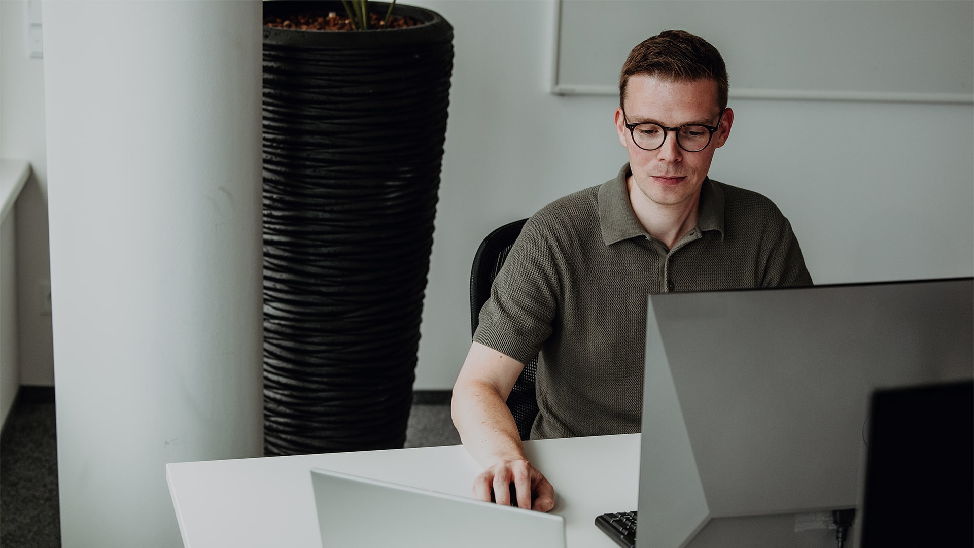 Mitarbeiter arbeitet konzentriert am Computer im modernen Büro der BSI in Düsseldorf – professionelle Business- und IT-Dienstleistungen.