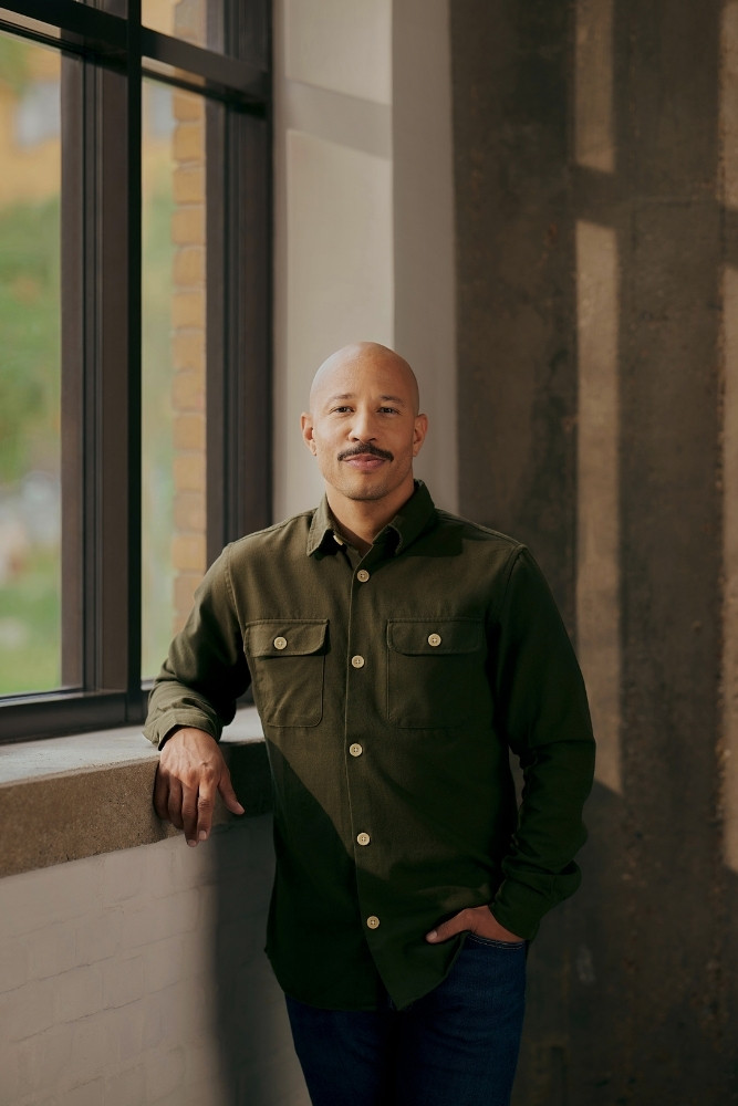 Portrait of a retail decision-maker - stands for customer-centric strategies, digital shopping experiences and the successful use of CRM and CX solutions in the retail environment.