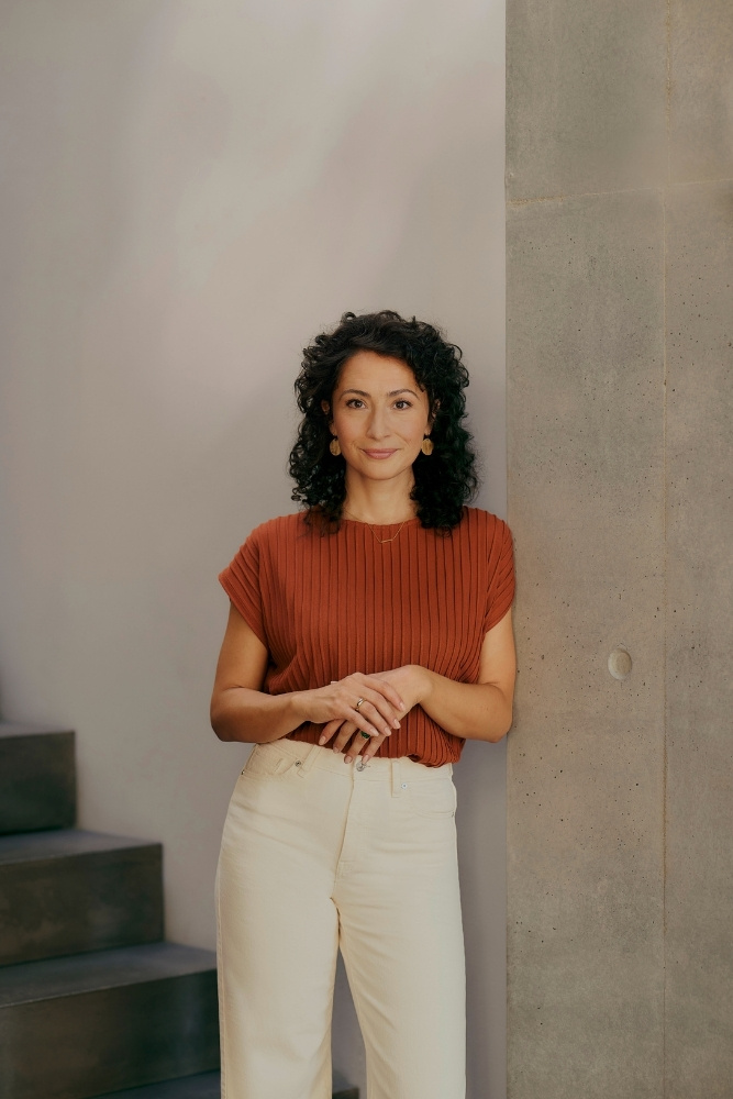 Portrait of a decision-maker in the insurance industry - stands for digital customer experiences, modern CRM strategies and future-oriented customer experience in the insurance industry.