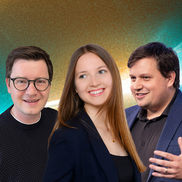 Porträtaufnahme der drei Speaker Christoph Bräunlich, Lena Bartel (beide BSI) und Knut Zengerling von Google vor abstraktem, farbenfrohem Hintergrund; die Bildkomposition unterstreicht die Partnerschaft zwischen BSI und Google sowie die gemeinsame Präsentation zur Integration von Google Gemini Enterprise in die BSI Customer Suite am BSI Customer Summit 2025.