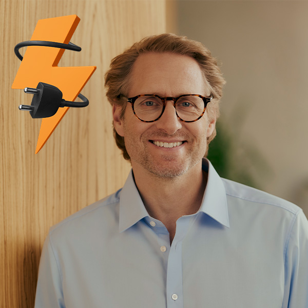 Portrait of a decision-maker from the energy sector - stands for digital transformation, efficient customer processes and the use of CRM and CX solutions at energy supply companies.