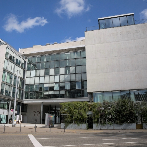 BSI Software Standort in Zürich – modernes Bürogebäude mit Glasfassade und bepflanztem Eingangsbereich im urbanen Kreis 5.