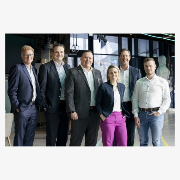 Group photo of BSI Software and Merkur Versicherung – symbol of a successful collaboration.