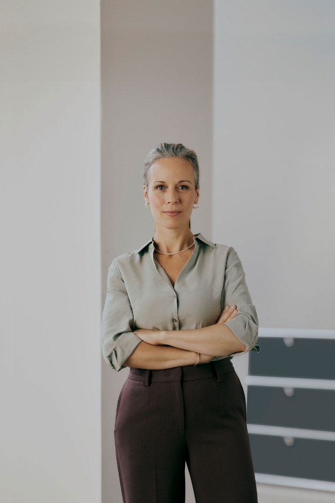 Portrait of a decision-maker in the banking sector - a symbol of digital transformation, customer-centric strategies and the successful use of CRM and CX solutions in the banking industry.