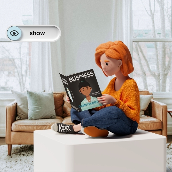 Lena Meier, die treue Kundin, sitzt entspannt auf einem Hocker in einem Wohnzimmer und liest interessiert ein Business-Magazin mit Vicky Valetti auf dem Cover – im Zentrum steht der Wert «show» aus dem BSI Customer Value.