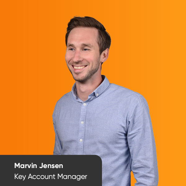 Porträt von Marvin Jensen auf orangenem Hintergrund. Marvin ist Key Account Manager bei BSI Software.