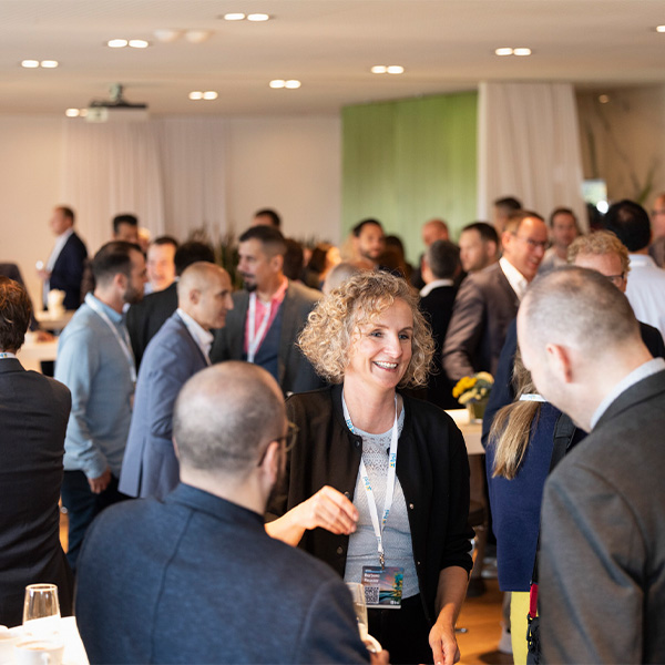 Participants of a business event in conversation - a lively networking atmosphere at a BSI Software event with a focus on exchange, partnership and customer relations.