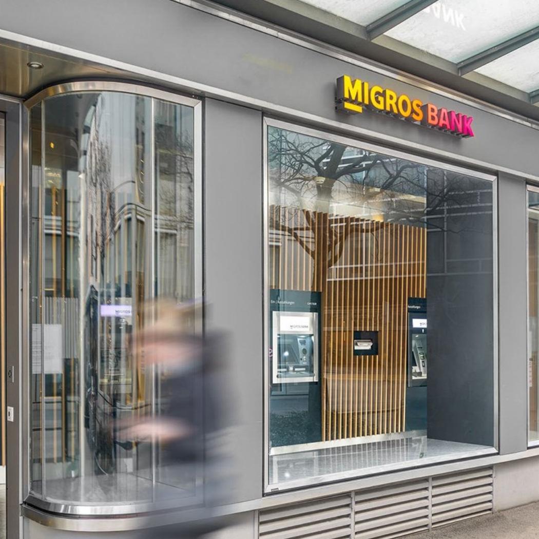 Entrance area of the Migros Bank branch in Seidengasse - BSI Software customer with a focus on digital consulting and modern branch concepts in banking.
