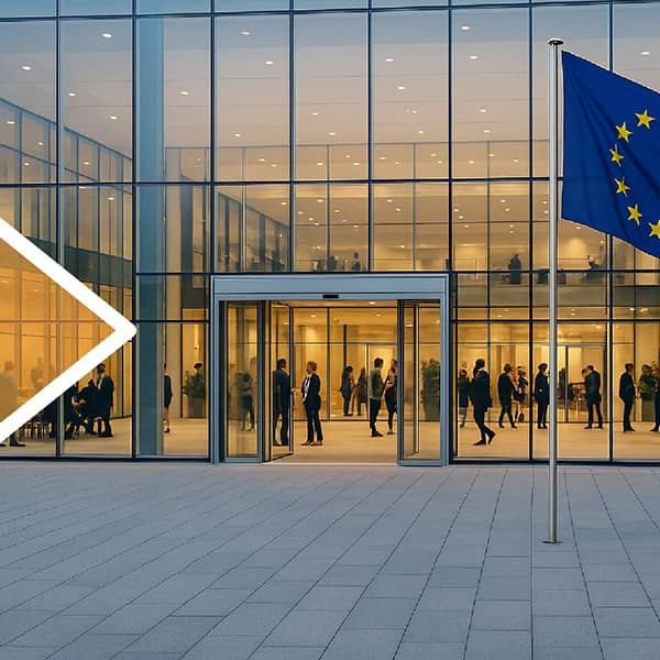 EU-Flagge vor modernem Glasgebäude mit Geschäftsleuten im Inneren – Symbolbild für den EU AI Act und dessen Bedeutung für verantwortungsvollen AI-Einsatz, Compliance und Governance in Banken und Versicherungen.