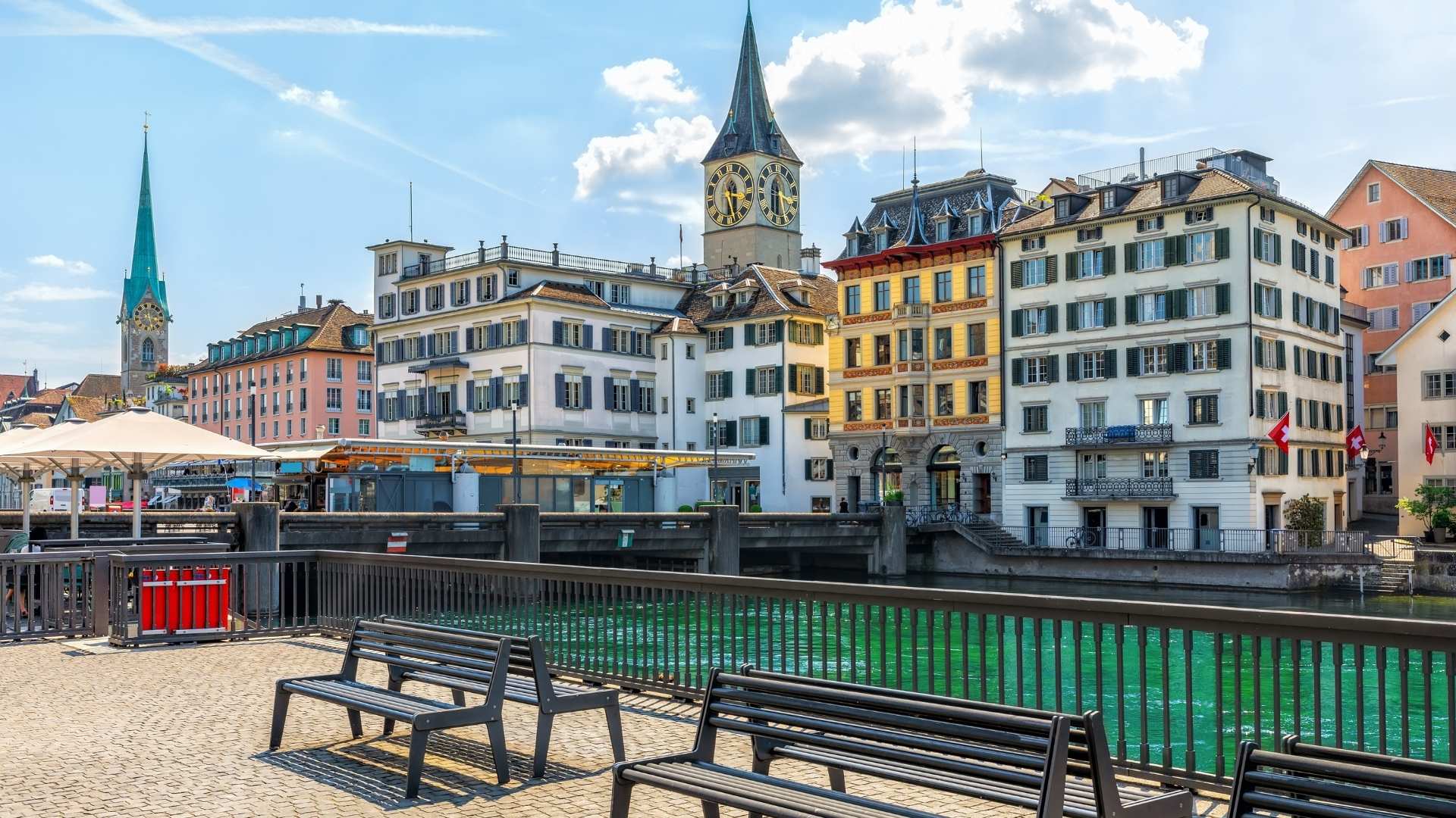 Blick auf die Zürcher Altstadt entlang der Limmat mit historischen Häuserfassaden, Kirchtürmen und der markanten Uhr des St. Peter. Zürich ist einer der grössten Standorte von BSI Software.