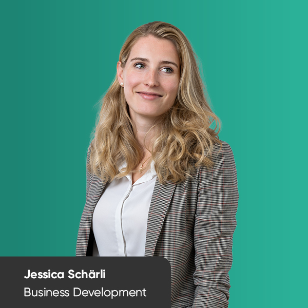 Porträt von Jessica Schärli auf grünem Hintergrund. Jessica arbeitet im Business Development bei BSI Software.