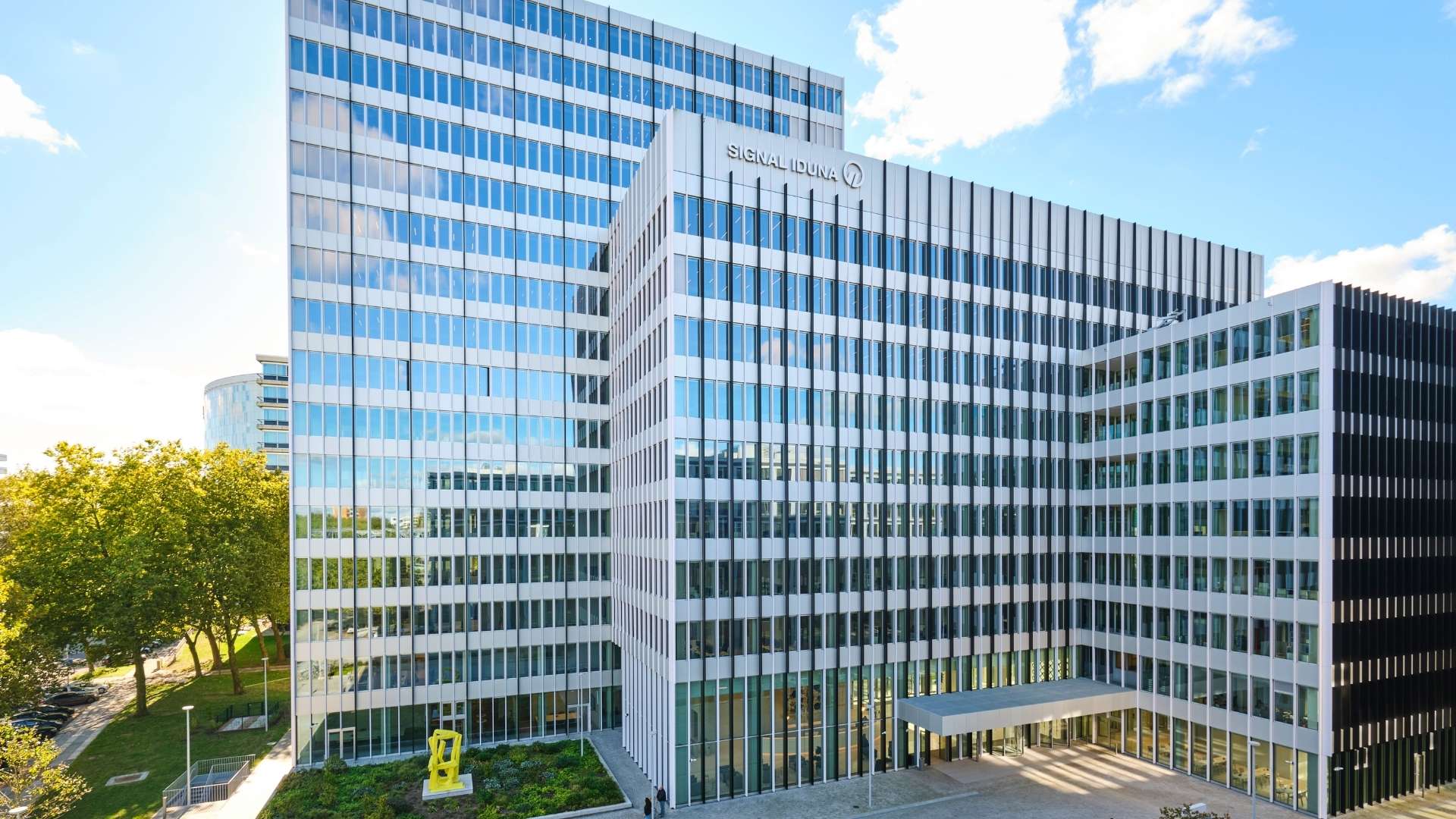 Hauptsitz der SIGNAL IDUNA mit moderner Glasfassade – Symbolbild für BSI Software als Partner im Versicherungsbereich.