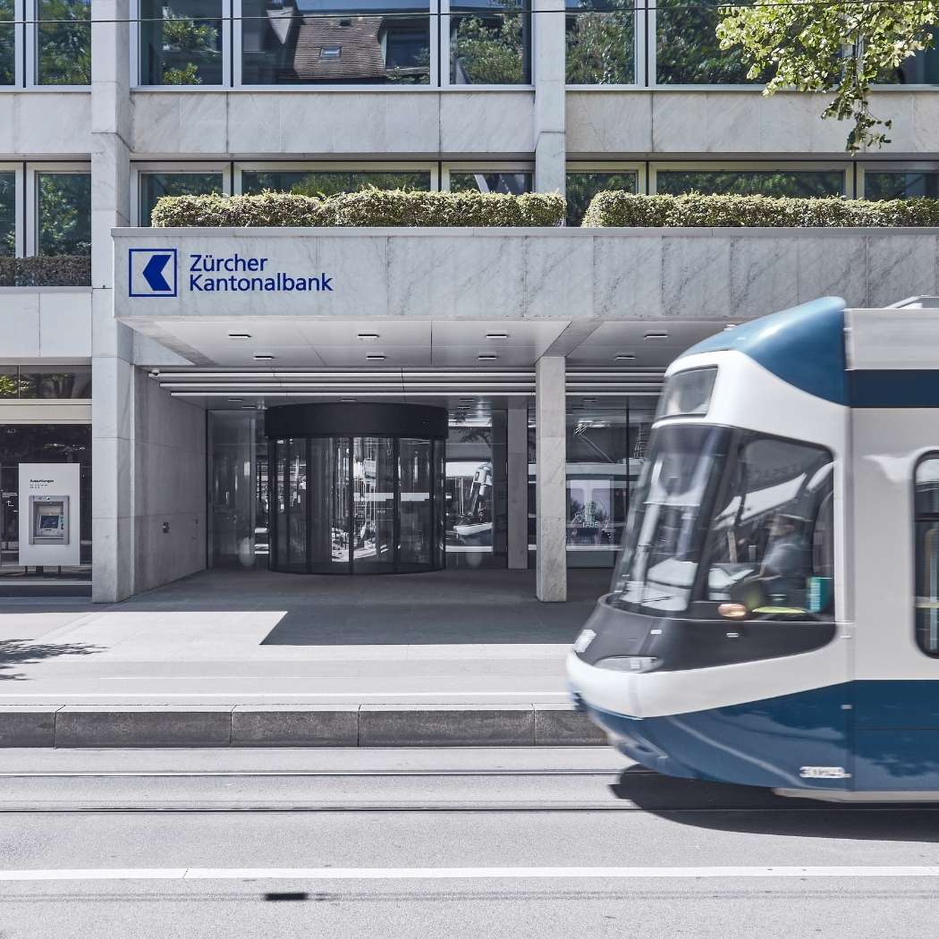 Hauptsitz der Zürcher Kantonalbank mit vorbeifahrendem Tram – BSI Software Kunde mit Fokus auf digitale Kundennähe und moderne CRM-Lösungen im Banking.