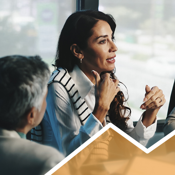 Geschäftsfrau im modernen Office-Meeting im Austausch mit Kolleginnen und Kollegen zu Customer Relationship Management und digitaler Transformation – professionelle Business-Kommunikation und Zusammenarbeit.