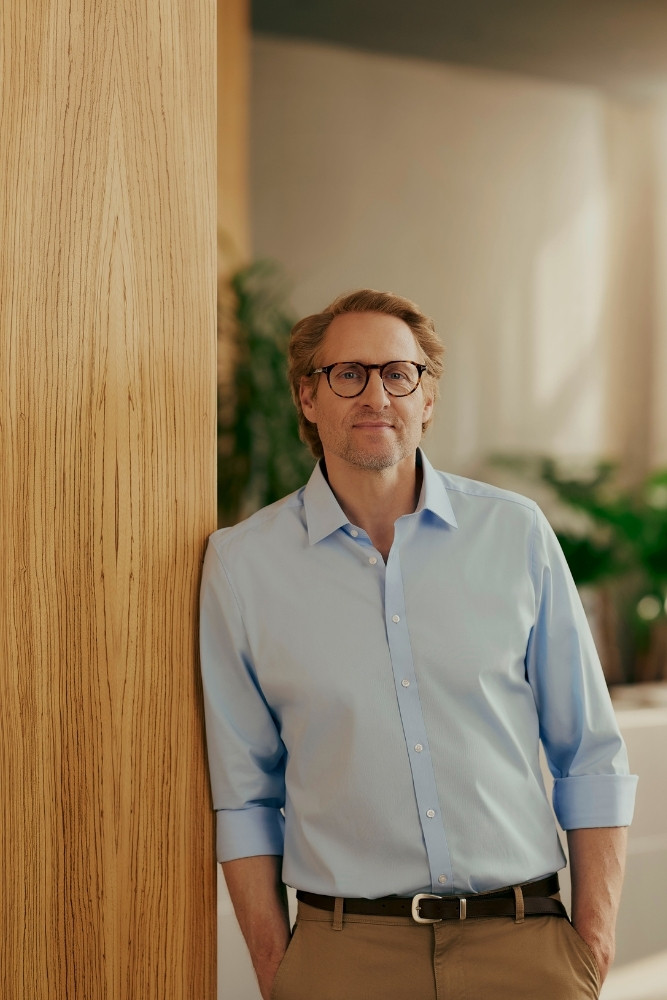 Portrait of a decision-maker from the energy sector - stands for digital transformation, efficient customer processes and the use of CRM and CX solutions at energy supply companies.