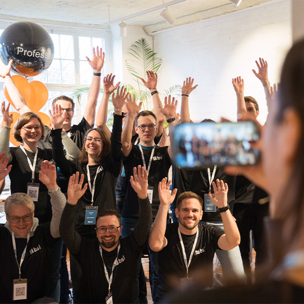 Participants of the Professional Class at the BSI Campus of the BSI Academy – group photo with cheering people in BSI shirts.