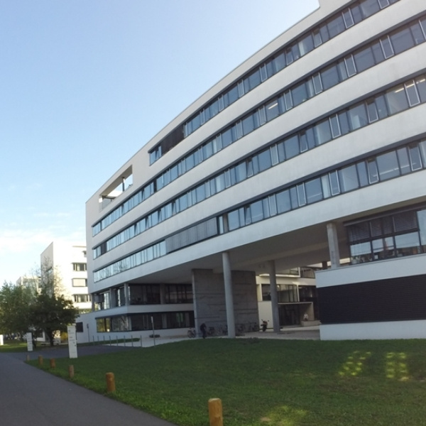 BSI Software Standort in Darmstadt – modernes Bürogebäude mit weisser Fassade und grossen Fensterflächen, begrenzt von einer Grünfläche und einem Fussweg.