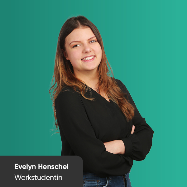 Porträt von Evelyn Henschel auf grünem Hintergrund. Evelyn ist Werkstudentin bei BSI Software.