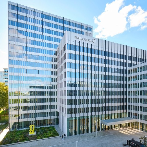 SIGNAL IDUNA headquarters with modern glass façade - symbolic image for BSI Software as a partner in the insurance industry.