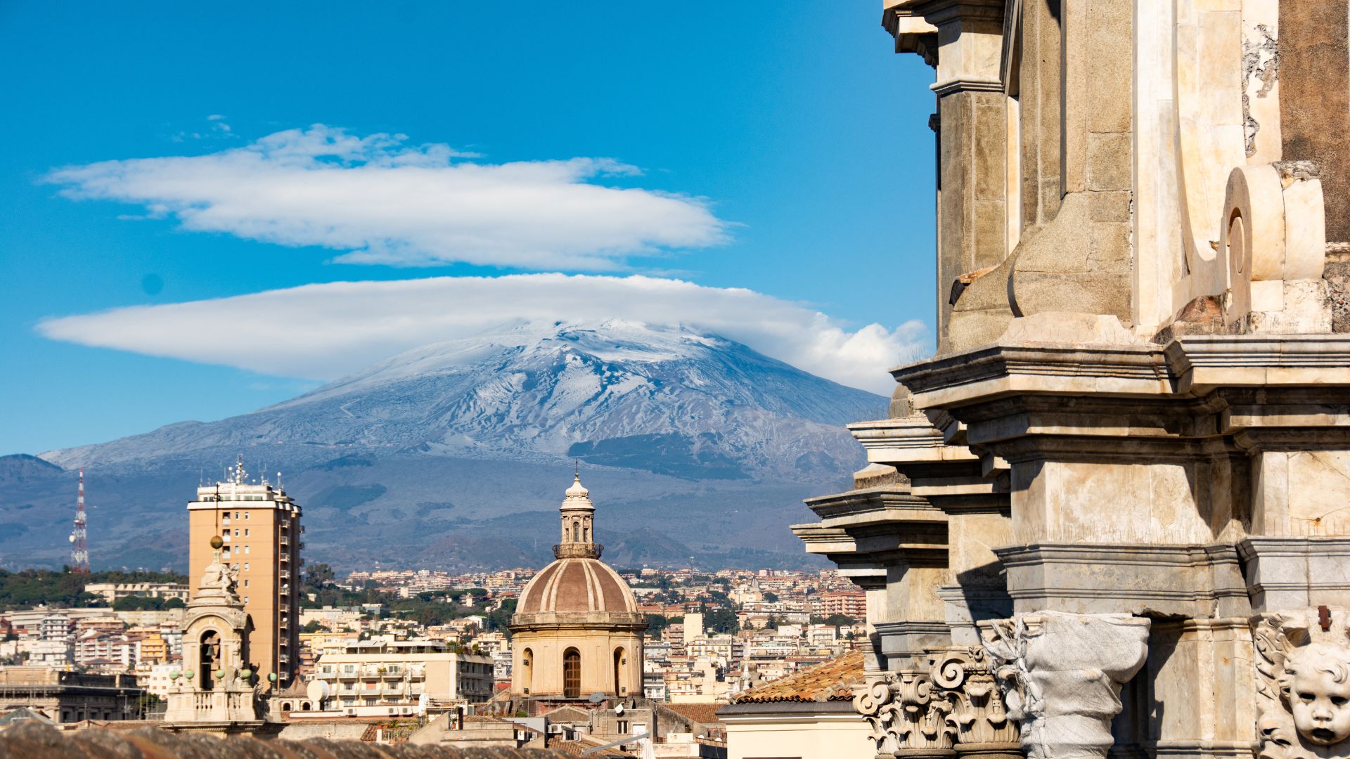 Blick auf Catania mit dem Ätna im Hintergrund – neuer Standort von BSI Software in Italien.