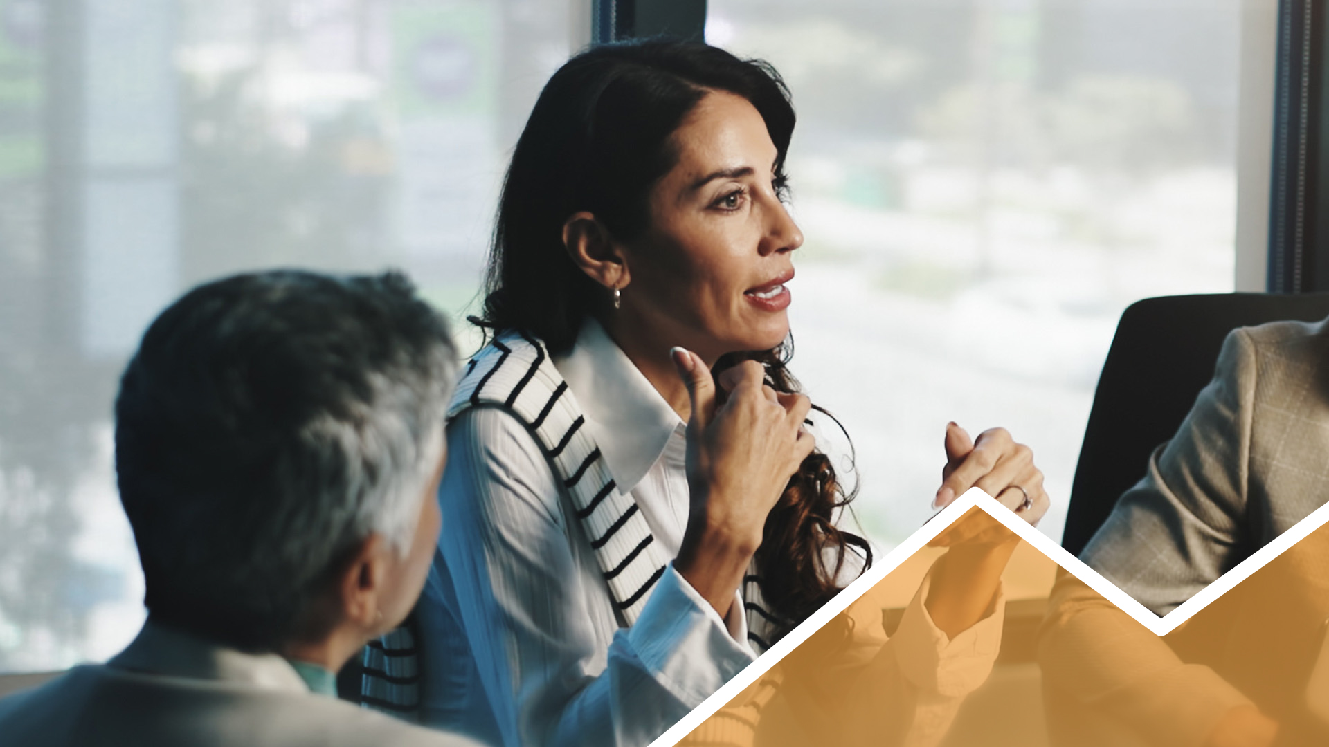 Geschäftsfrau im modernen Office-Meeting im Austausch mit Kolleginnen und Kollegen zu Customer Relationship Management und digitaler Transformation – professionelle Business-Kommunikation und Zusammenarbeit.